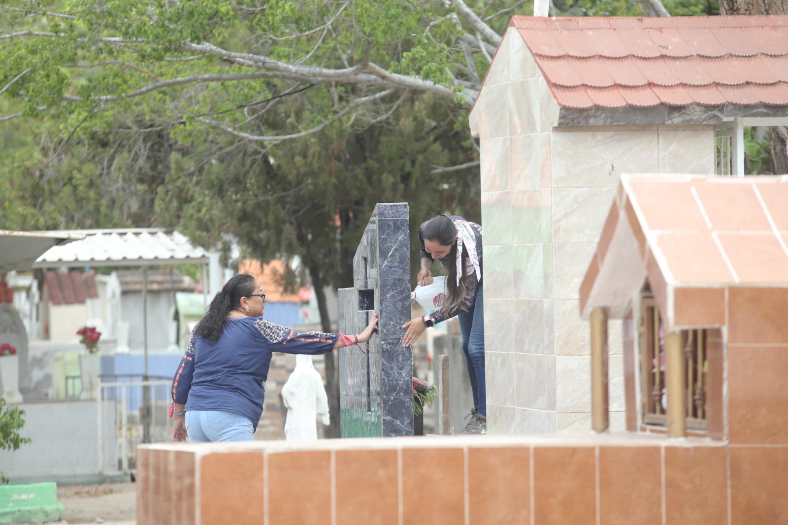 $!Familias mazatlecas acuden a los panteones para honrar a sus padres