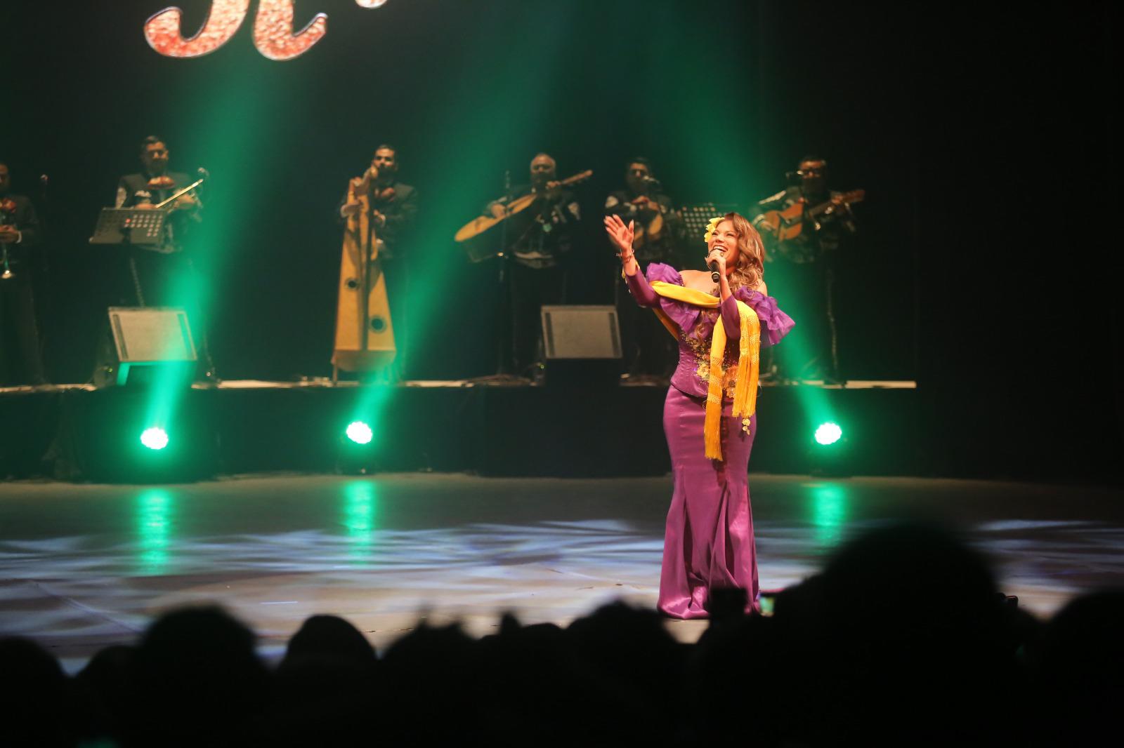 $!Diana Reyes encendió el escenario con su voz.