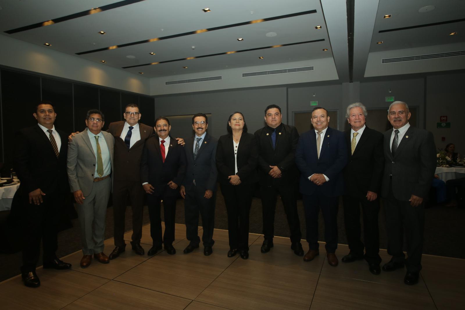 $!La Alcaldesa Interina, Minerva Osuna Zavala, entre integrantes del Club Rotario Mazatlán Marina.