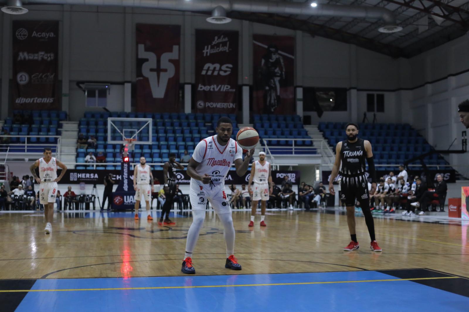 $!En peleado encuentro, Venados Basketball cae en casa ante Zonkeys