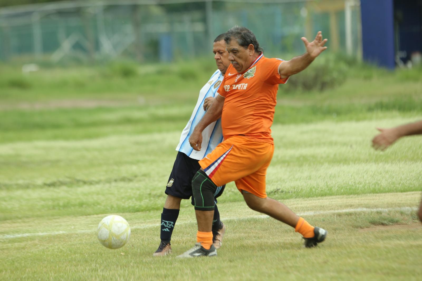 $!Oldies Yakama y Astros disputan la final Veteranos Platino, en el Muralla