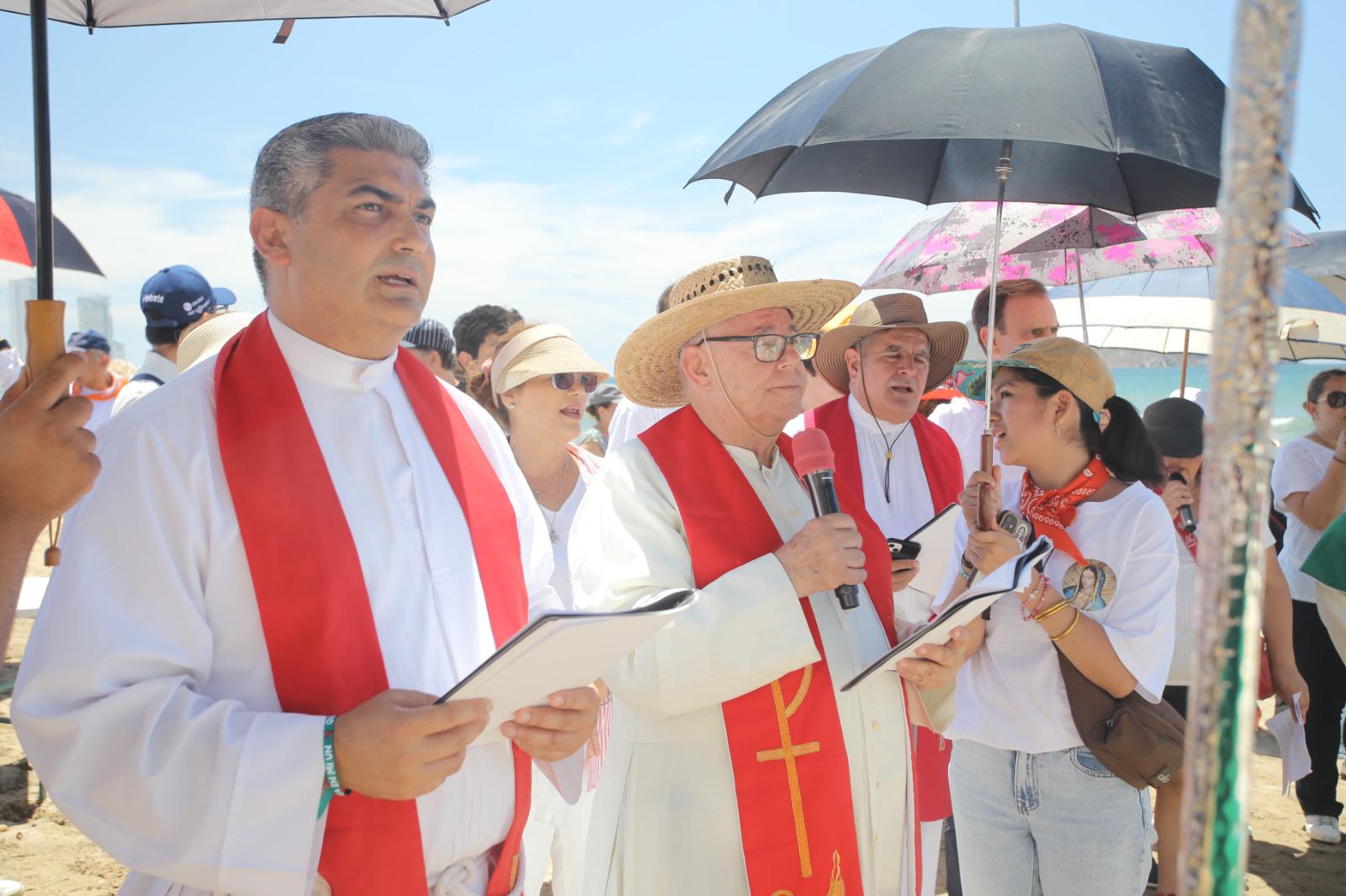 $!Viven con pasión fieles de San Judas el tradicional Viacrucis por la playa