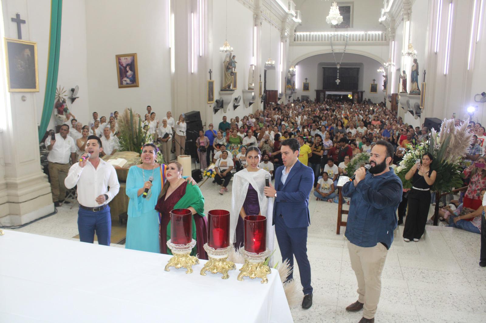 $!María Elena Leal pide paz en Sinaloa durante Las Mañanitas a la Virgen del Rosario