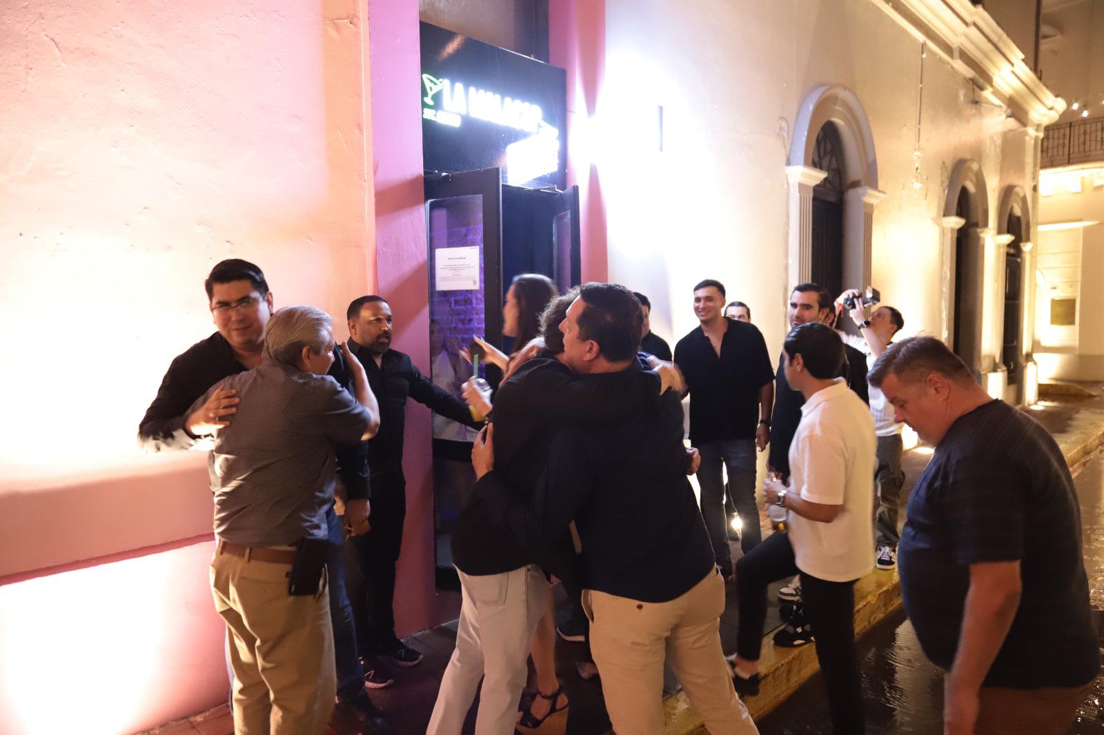 $!Reciben felicitaciones por la apertura del bar.