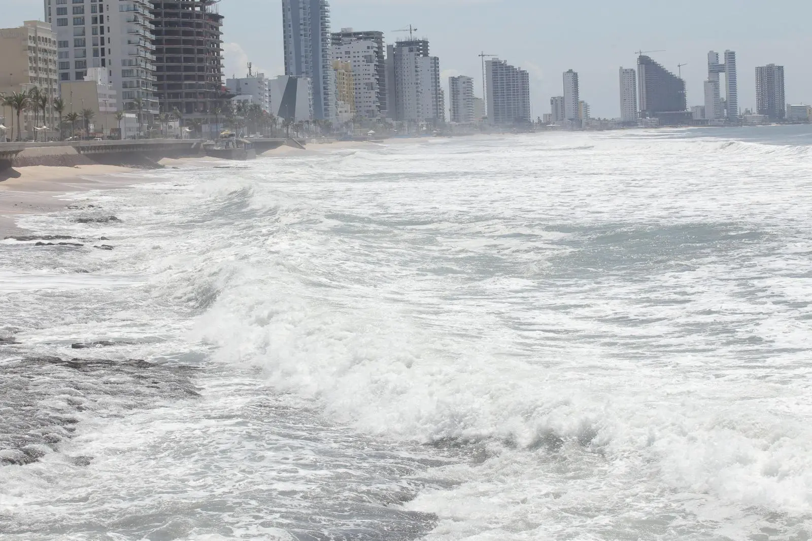 $!Prevalecen marea alta y oleaje elevado en playas de Mazatlán este domingo