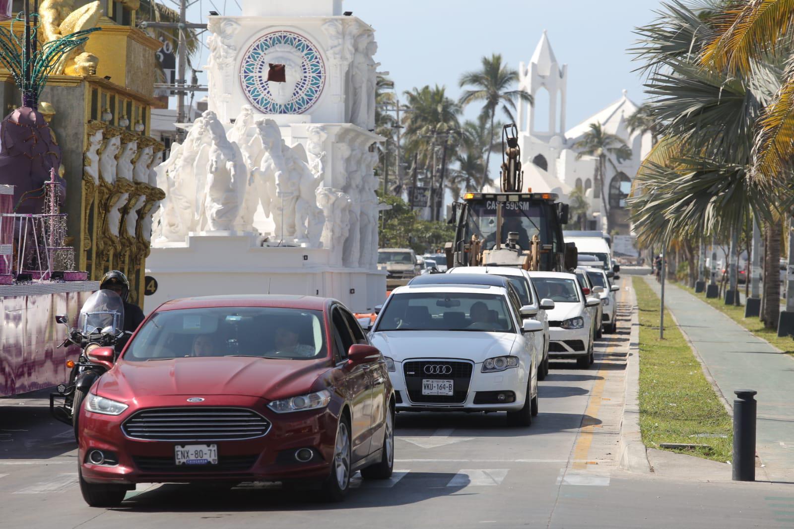 $!Carros alegóricos del Carnaval de Mazatlán permanecen en la Rafael Buelna y se alenta el tráfico en la zona