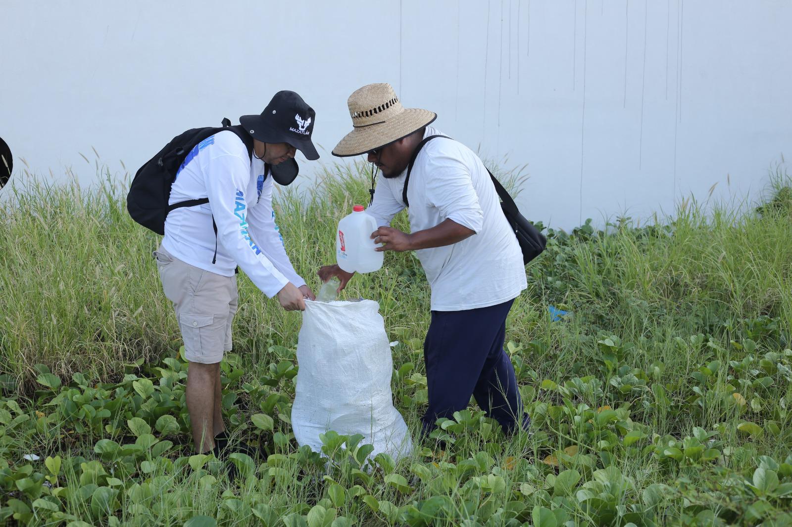 $!Suman esfuerzos Semarnat y Sectur por la limpieza y conservación de playas en Mazatlán