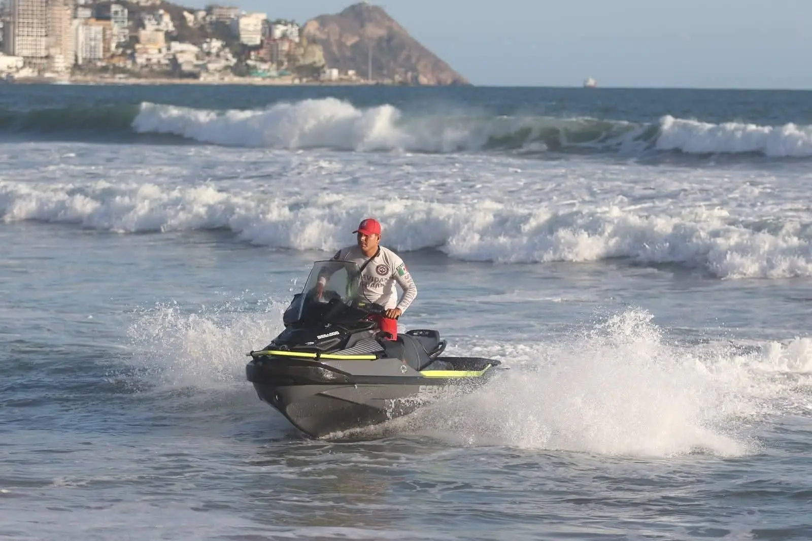 $!Mar de fondo en Mazatlán dejó un rescate diario de bañistas: Escuadrón Acuático