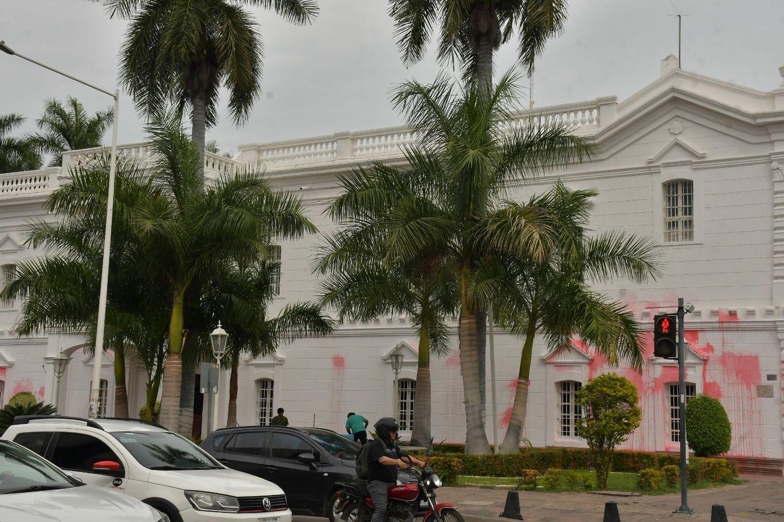 $!Marcha del 8M en Culiacán culmina con pintas en el Ayuntamiento