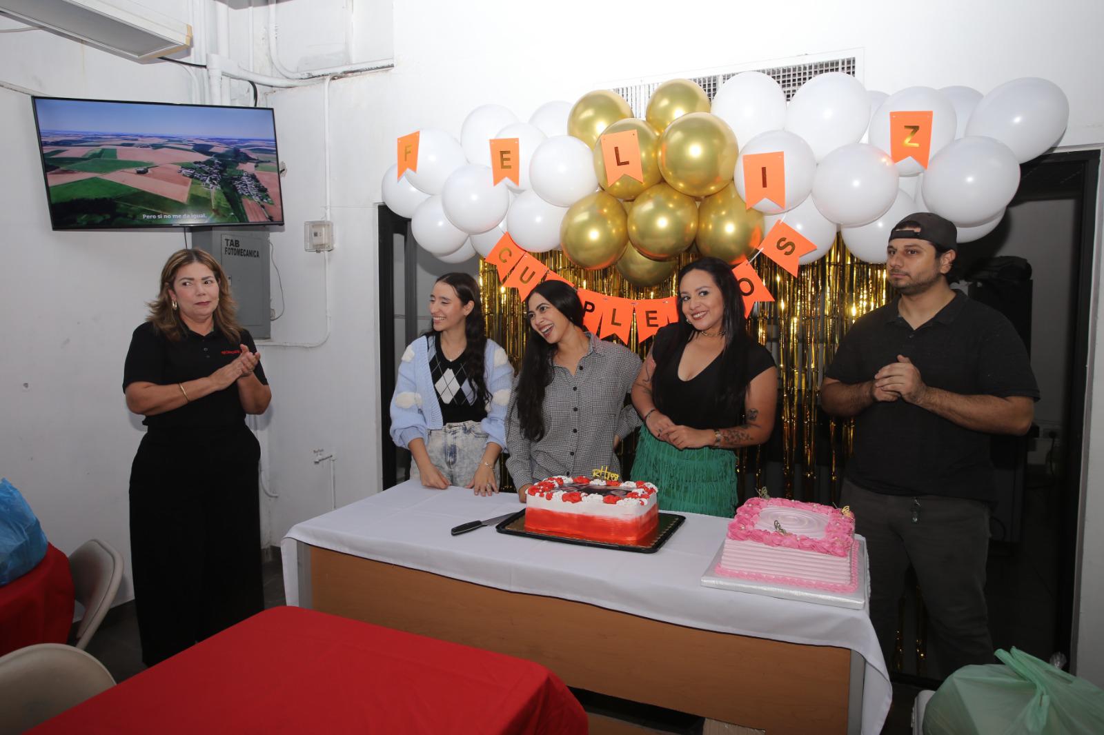 $!Elizabeth Peraza, directora ejecutiva de Grupo Noroeste, expresó unas palabras a los cumpleañeros.