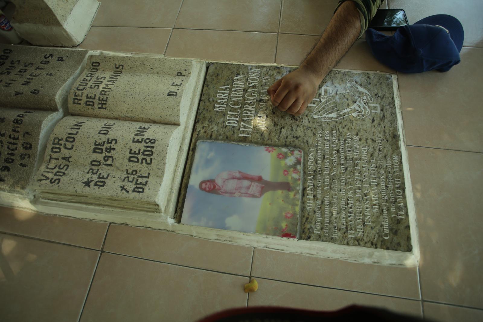 $!Mazatlecos mantienen viva la tradición del Día de Muertos en los panteones