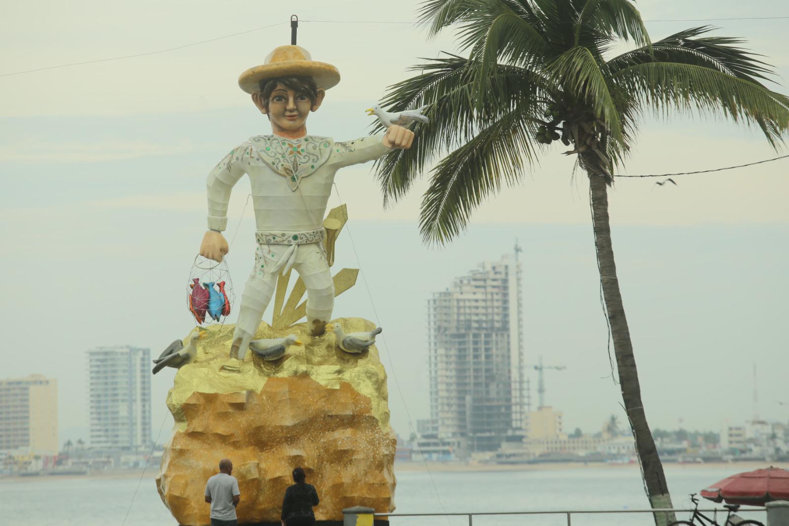 $!Avanza instalación de monigotes en el paseo costero de Mazatlán