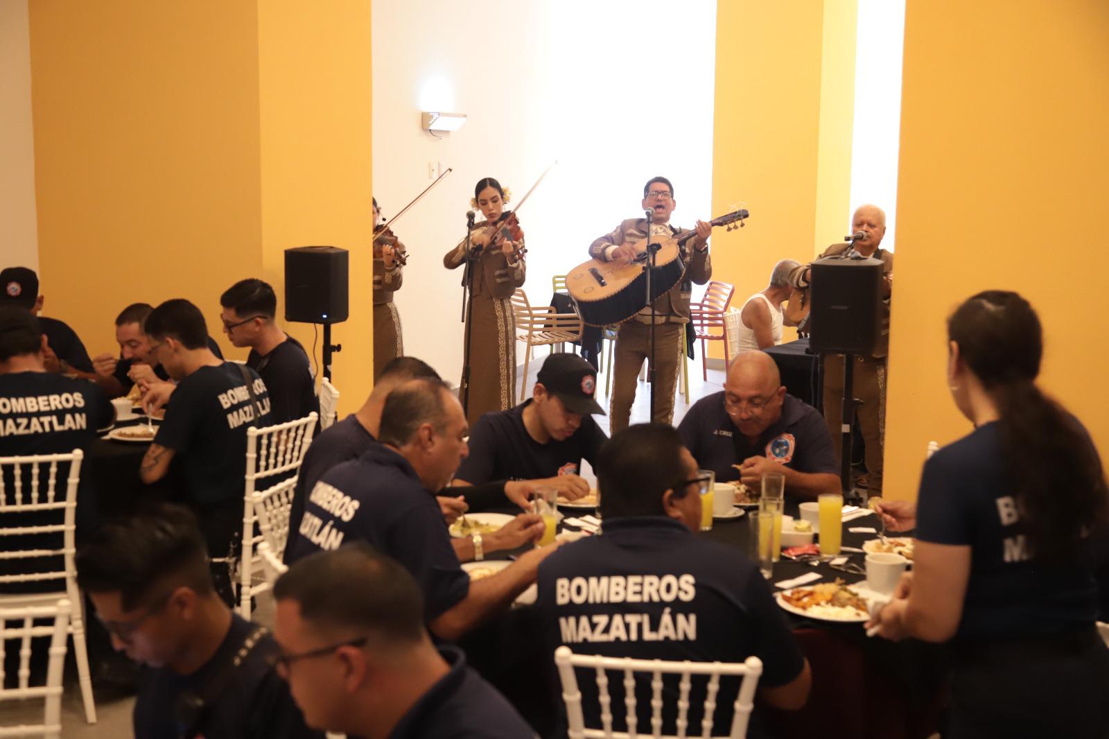$!Con un desayuno reconocen la labor del Cuerpo de Bomberos de Mazatlán en su día