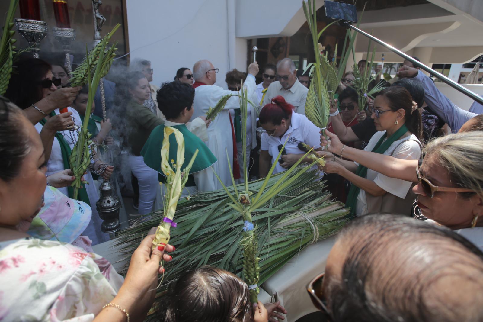 $!Feligreses de San Judas Tadeo profesan su fe durante la bendición de palmas