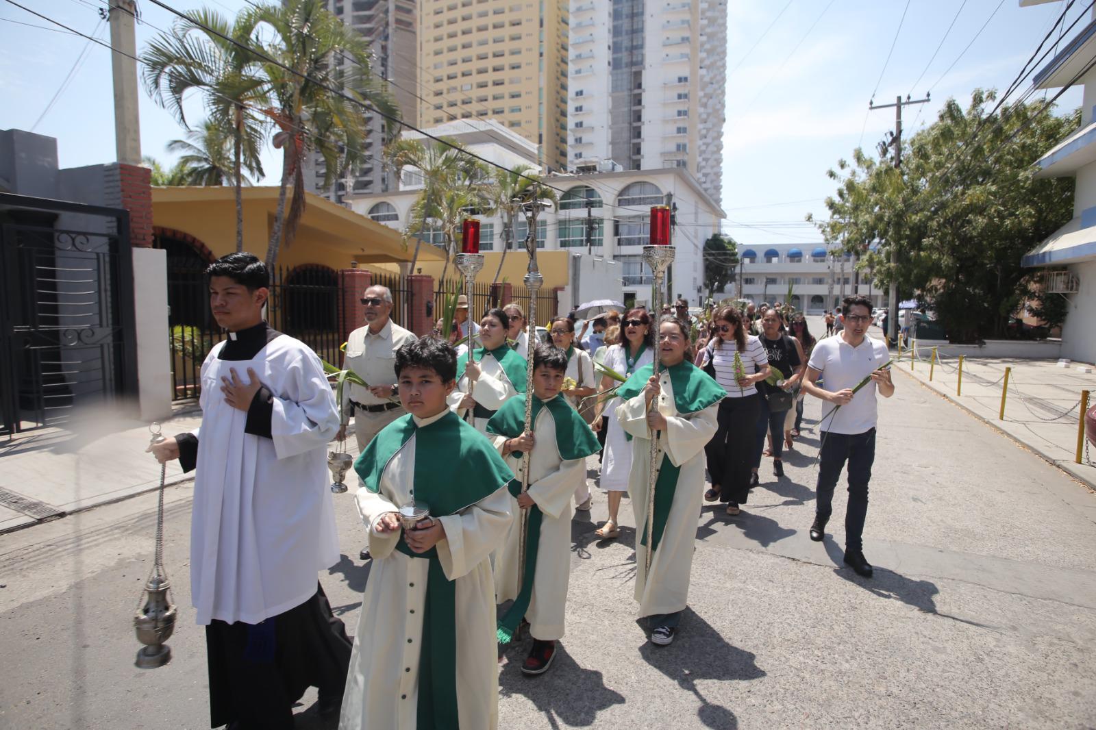 $!Feligreses de San Judas Tadeo profesan su fe durante la bendición de palmas