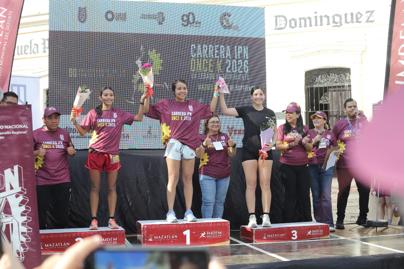 $!Javier Labrador y Ana Luisa Llorente conquistan la 15ª Carrera IPN OnceK 2026 en Olas Altas