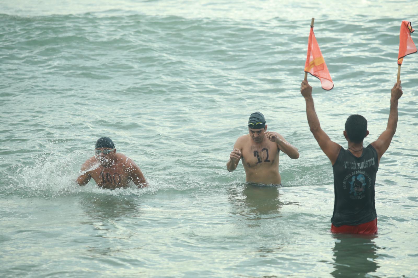 $!Tritones se dan cita en Playa Norte para la última Puntuable de nado de 2023
