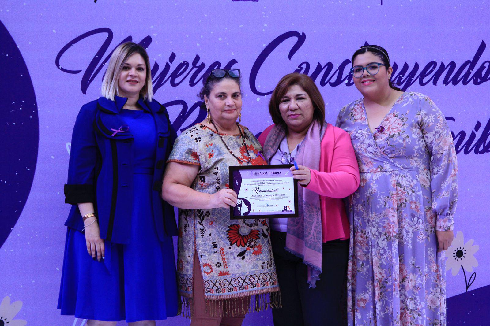 $!Reconocen a 12 mujeres por construir el bienestar en Sinaloa