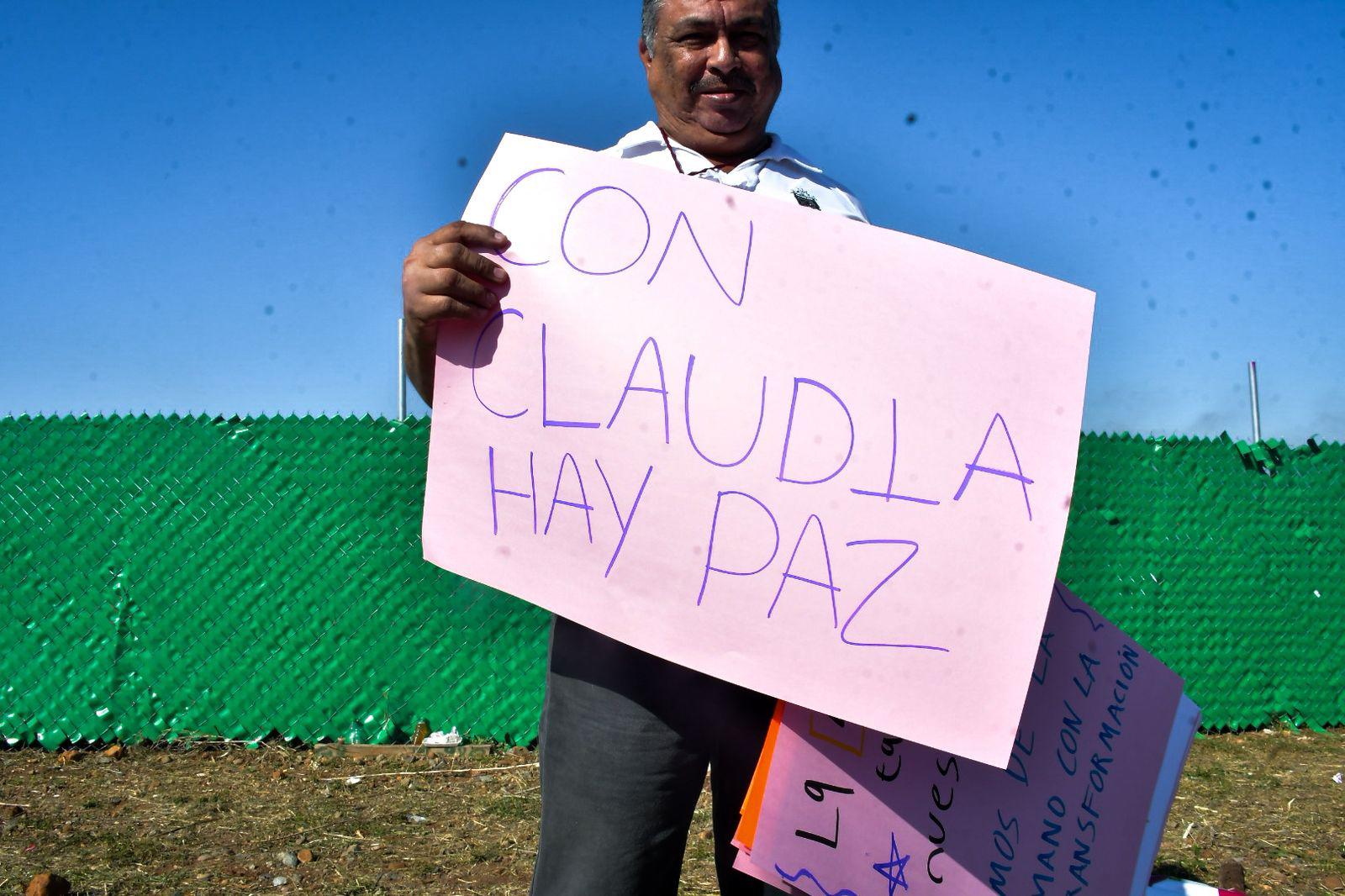 $!A pie y en camiones llegan funcionarios y trabajadores de Gobierno del Sinaloa a evento de Sheinbaum en Culiacán