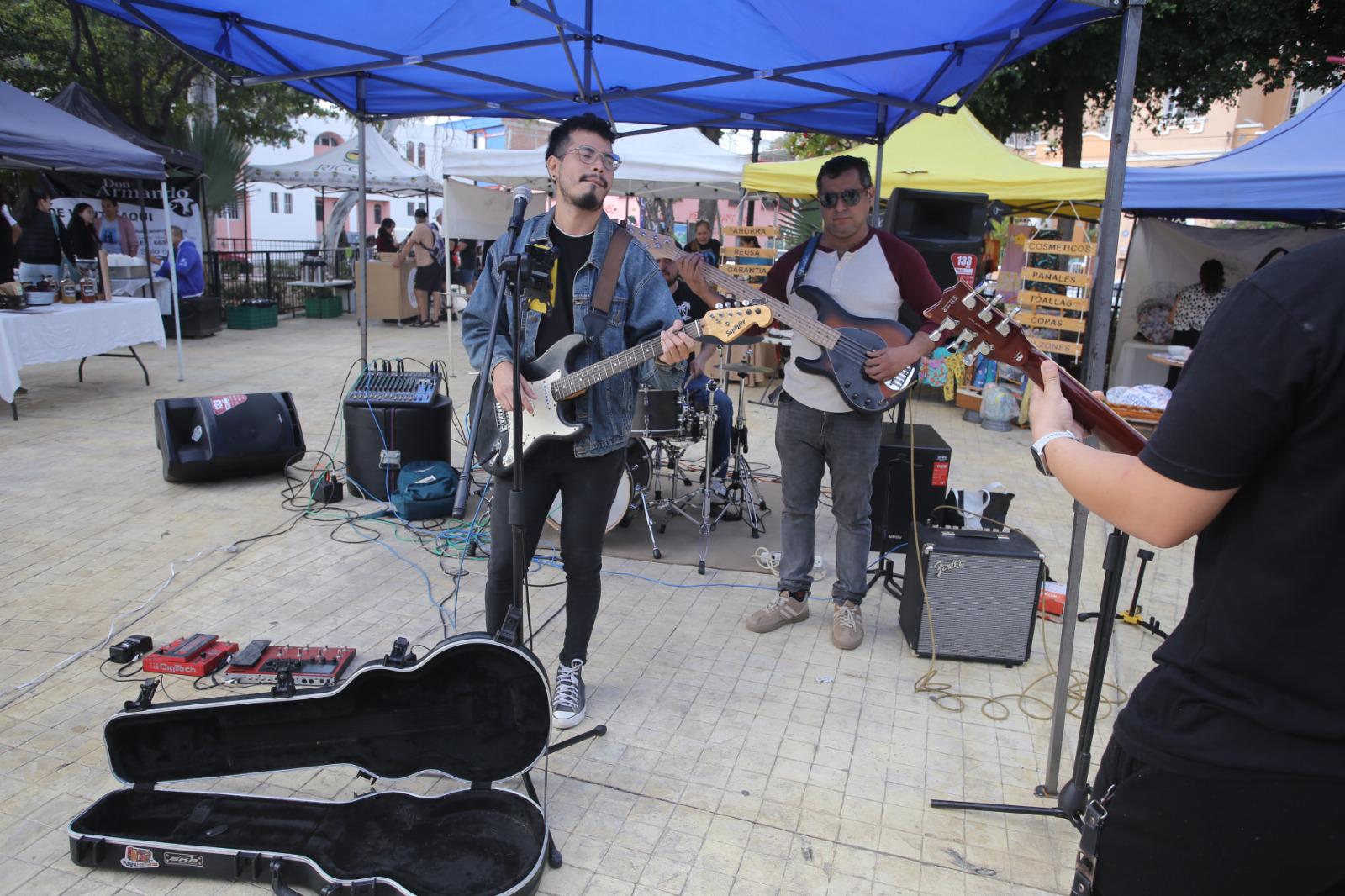 $!Entre compras saludables y rock clásico, el Mercado Orgánico de Mazatlán registra una concurrida jornada