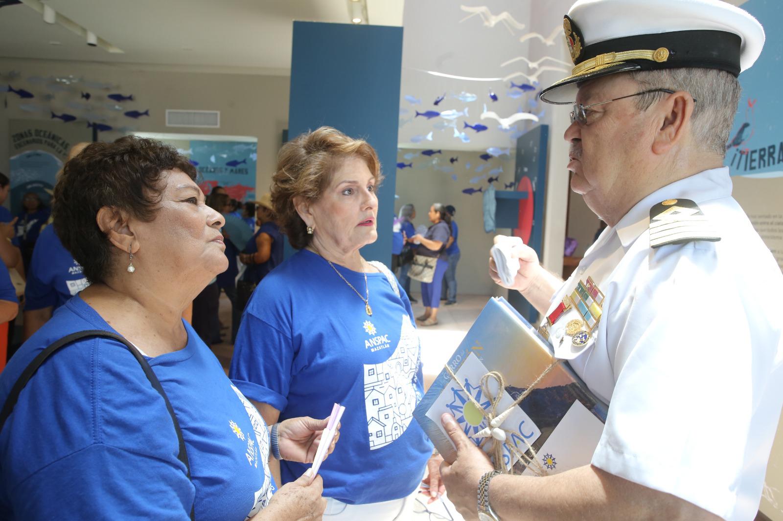 $!Vicky Torres de Aguilar y Ana María Urrea de Valadés en plena charla con el Capitán Carlos Angulo.