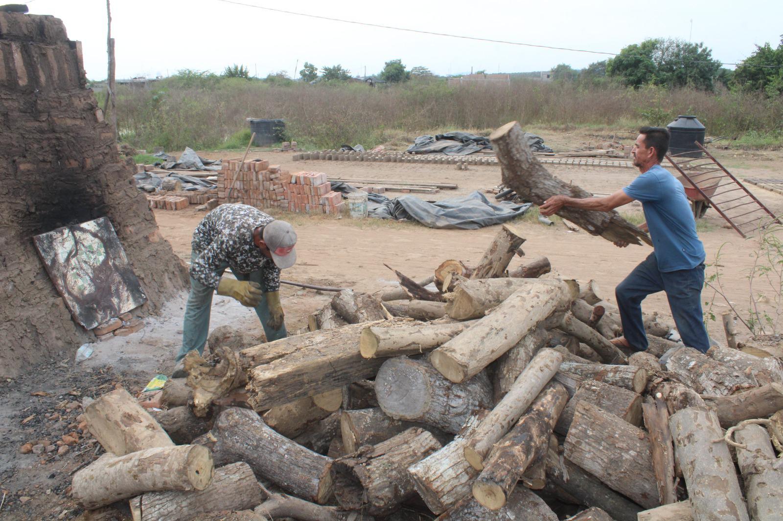 $!Víctor mantiene el oficio de hacer ladrillos en Rosario que le heredaron padre y abuelo