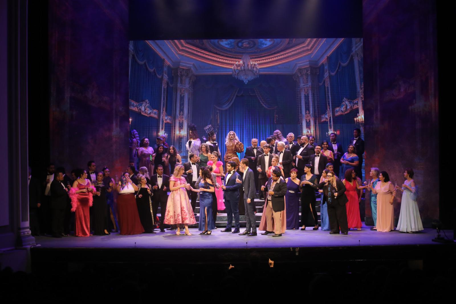 $!Conquista la versión innovadora de La Traviata a mazatlecos.