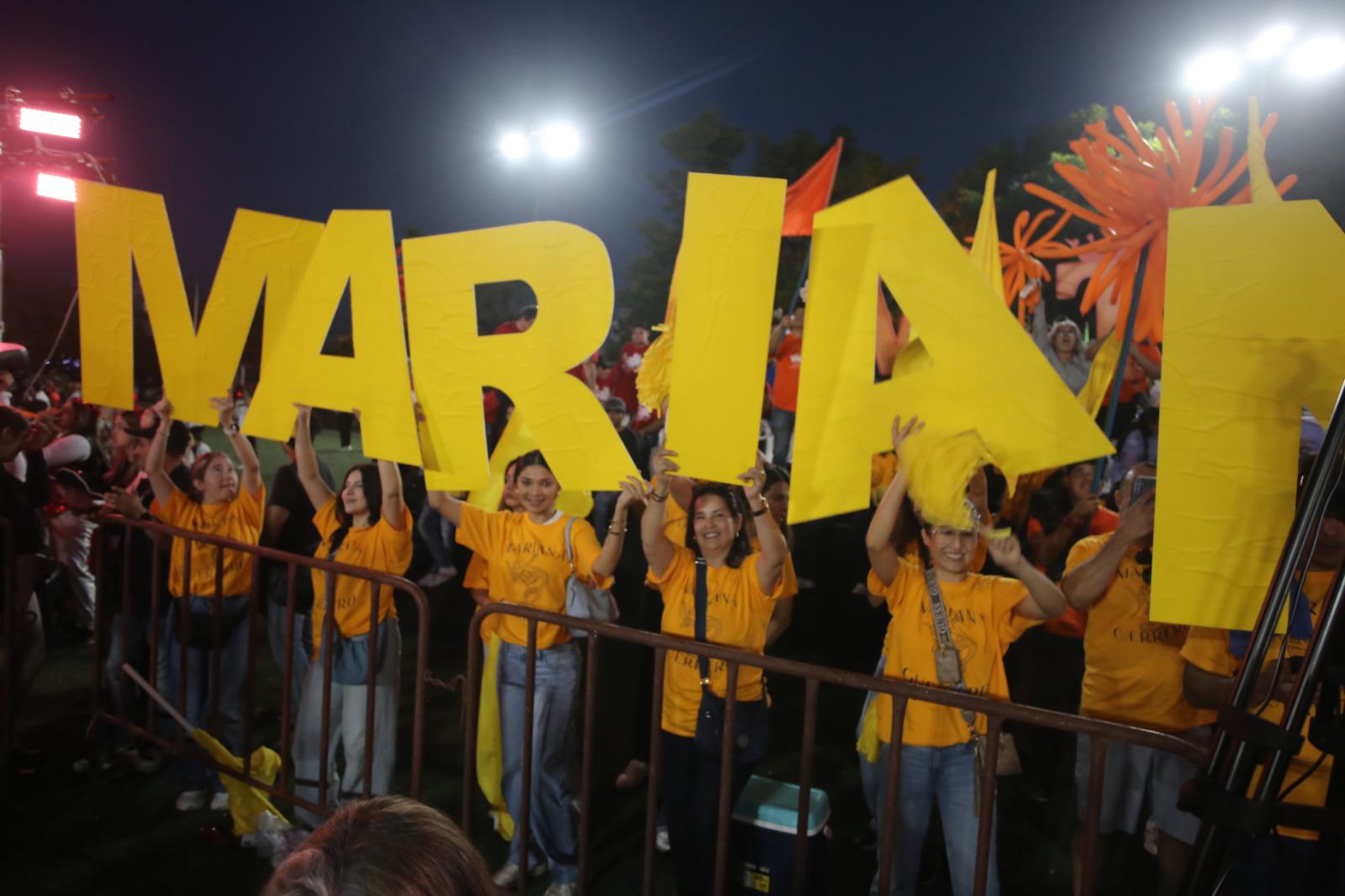 $!El público se sumó a la porra de sus candidatas.