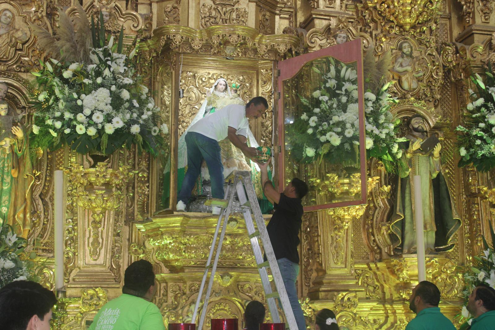 $!Jesús Manuel con devoción ha dedicado 30 años de su vida a bajar a la Virgen del Rosario