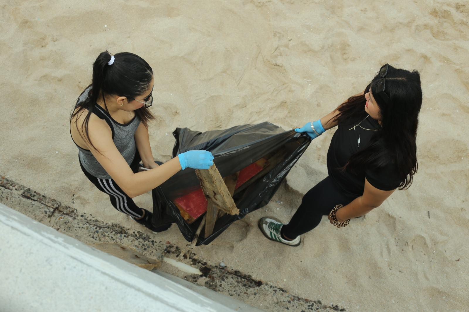 $!Alumnos de la UAS limpian playas y malecón de Mazatlán