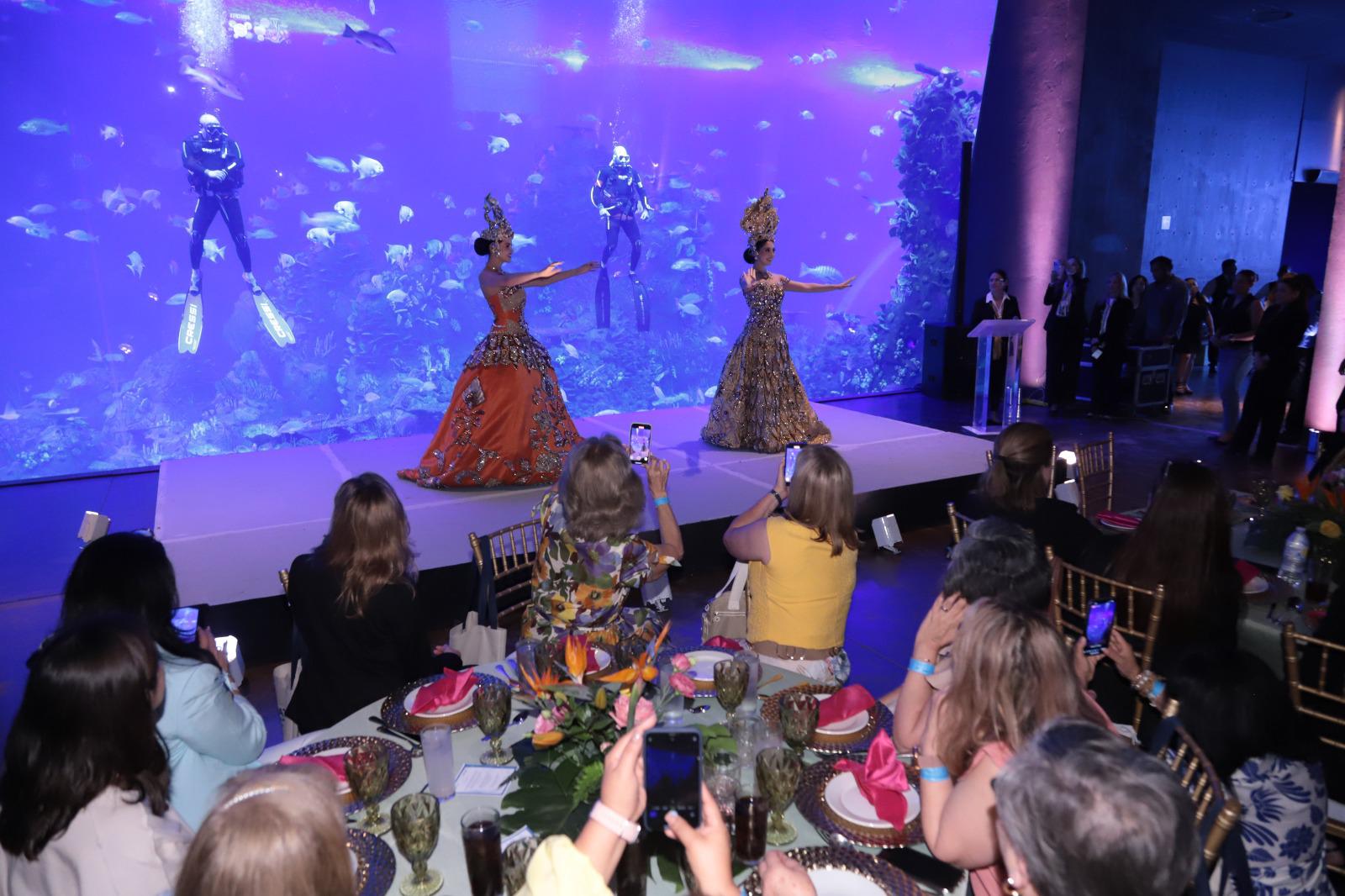 $!Lucero Lizárraga y Desiré Ayón, Reina del Carnaval y Reina de los Juegos Florales, del Carnaval Internacional de Mazatlán 2025, respectivamente, mostraron sus bellos vestidos reales.