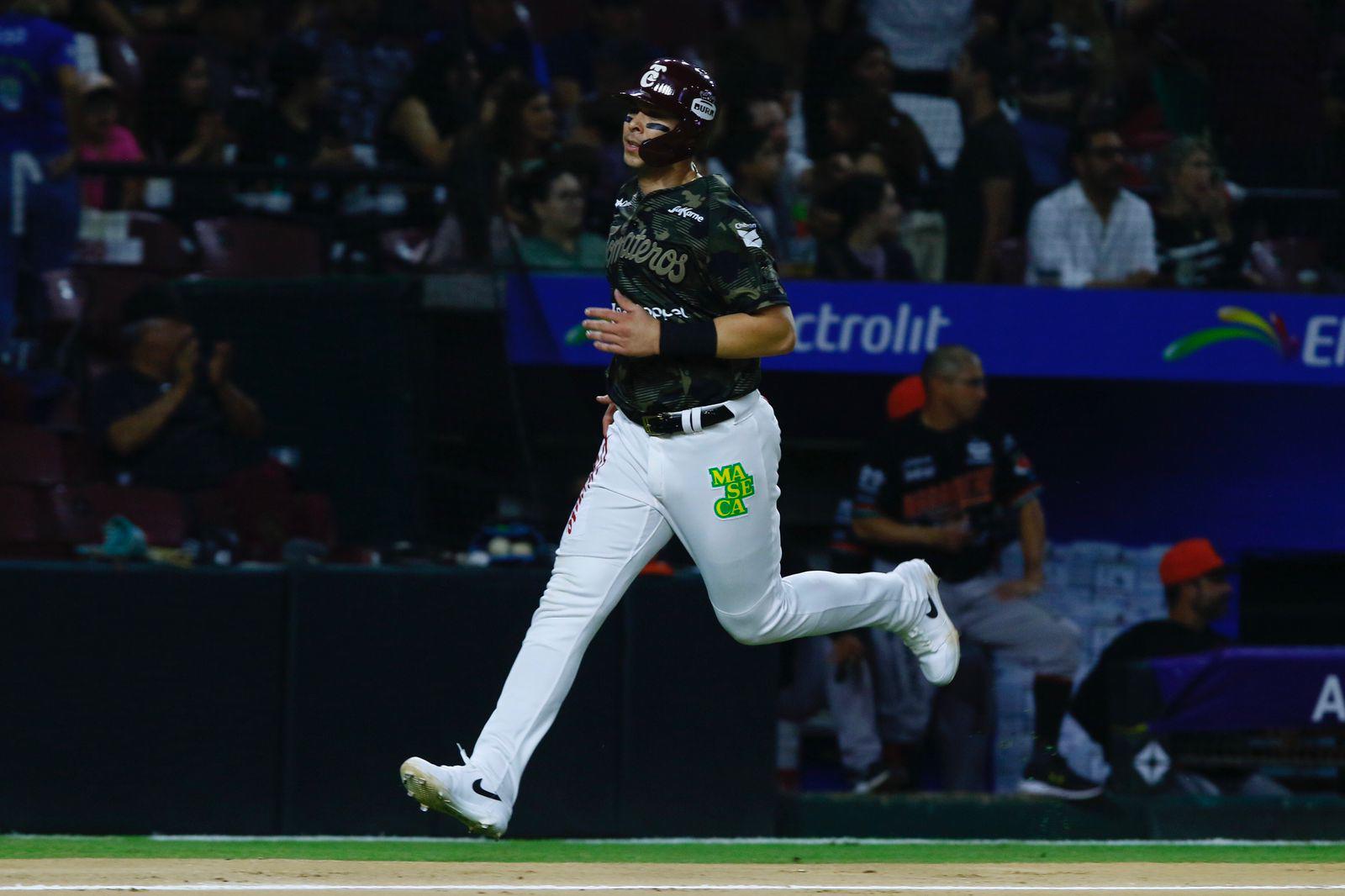 $!Naranjeros se lleva el primero del Clásico en Culiacán
