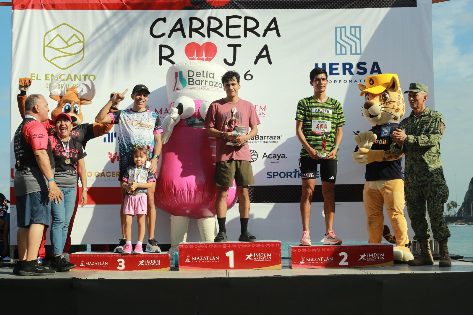 $!Jesús y Norma Labrador imponen su ley en la Carrera Roja 2026 en Mazatlán