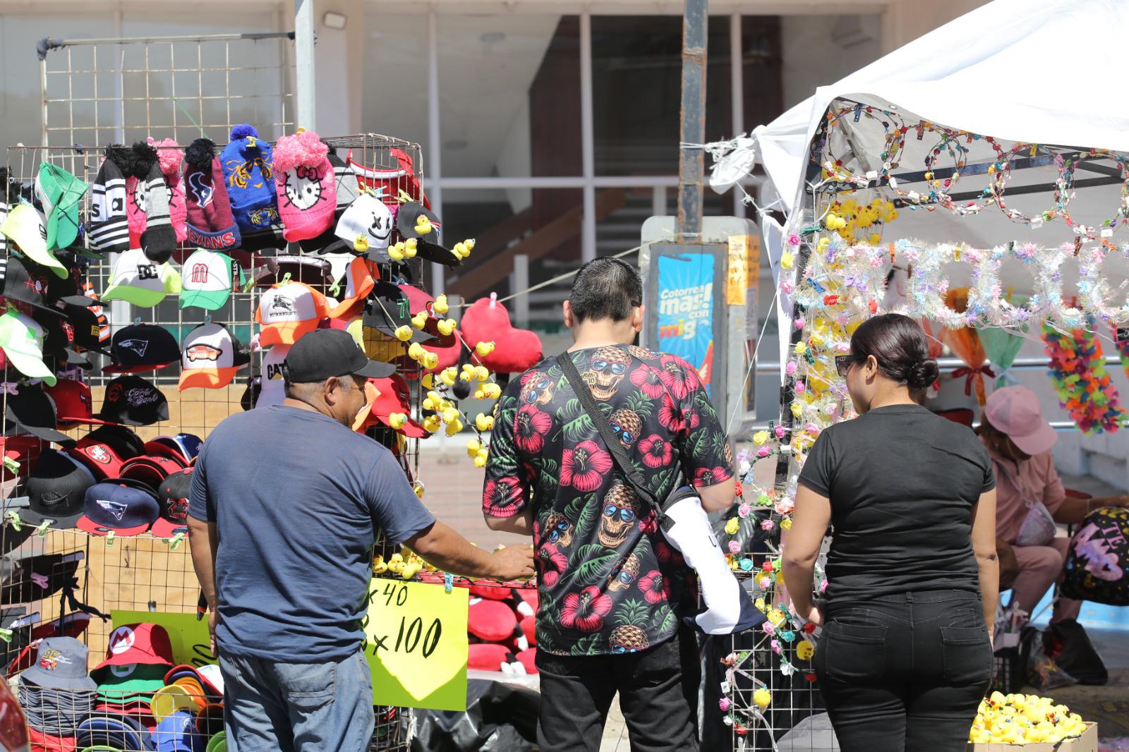 $!Los patitos amarillos cautivan a mazatlecos y turistas en el Carnaval de Mazatlán