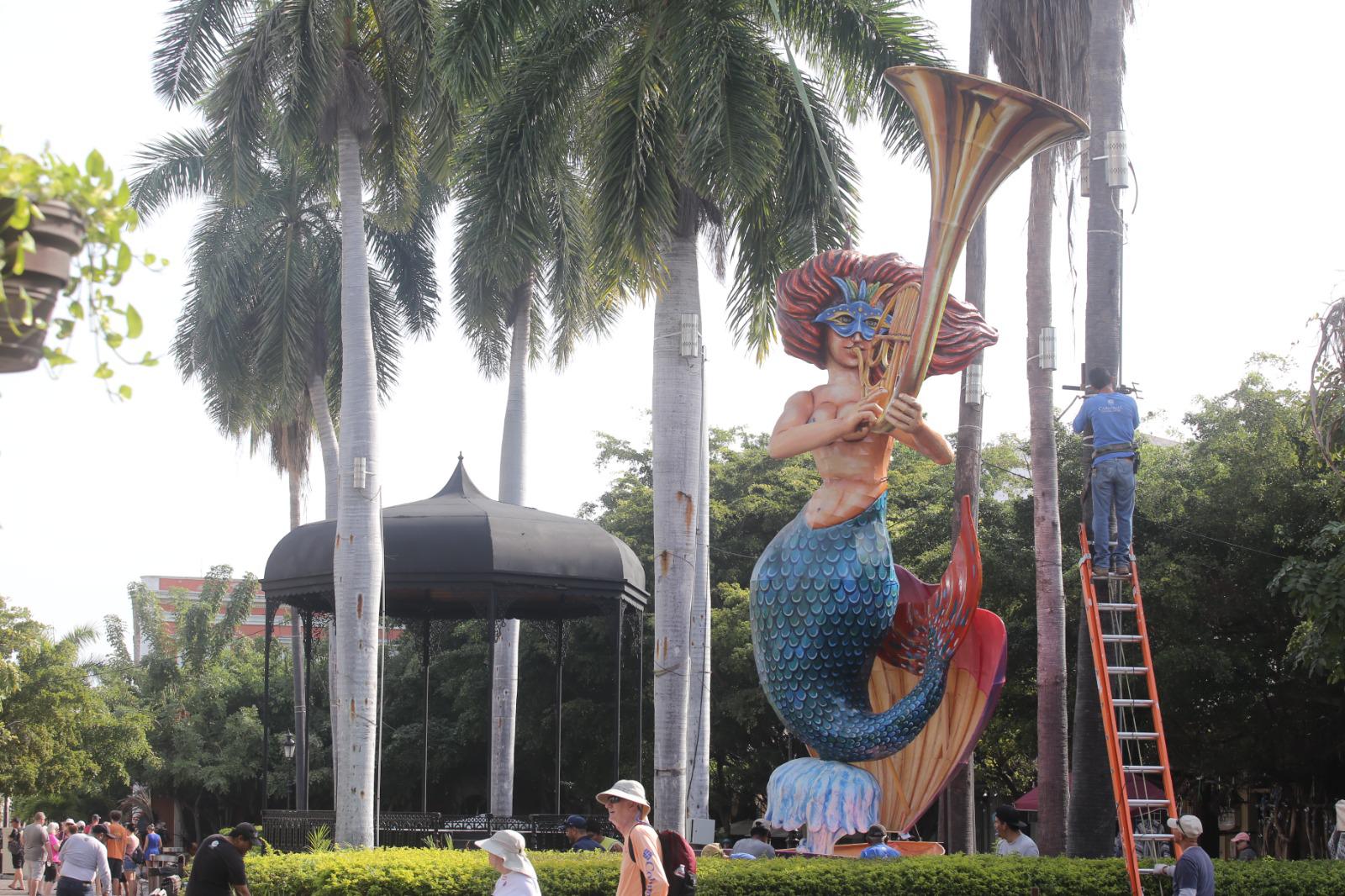 $!Inicia instalación de primeros monigotes del Carnaval de Mazatlán 2026