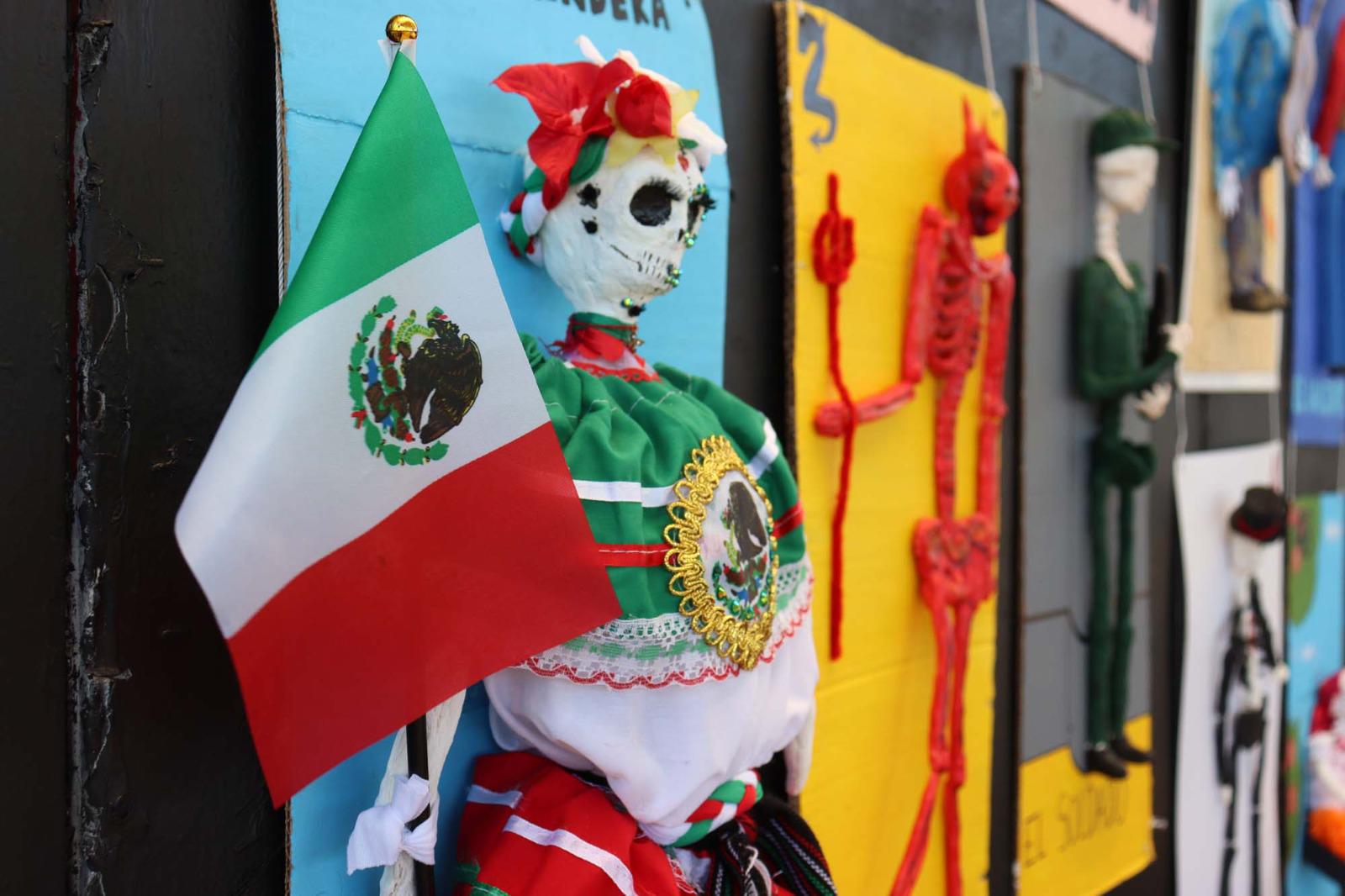 $!‘Espantan’ catrines y catrinas al plantel Emiliano Zapata de la prepa UAS; celebran su concurso anual