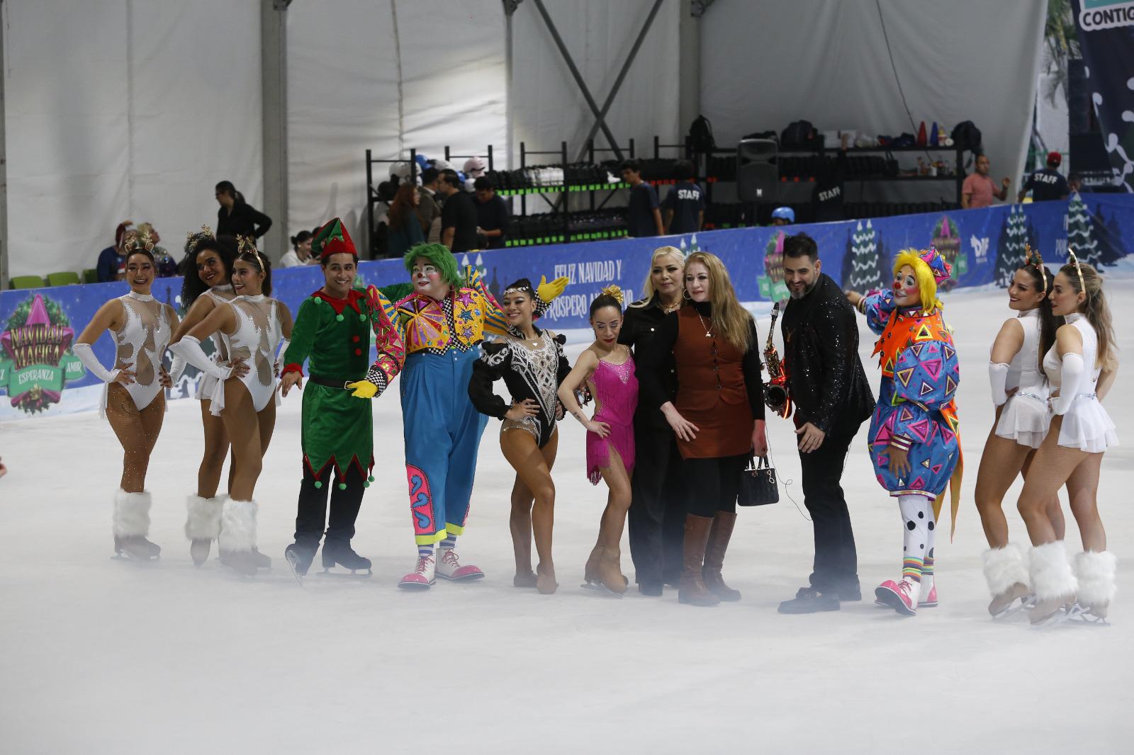 $!Encienden árbol navideño y arranca pista de hielo en Palacio de Gobierno, en Culiacán