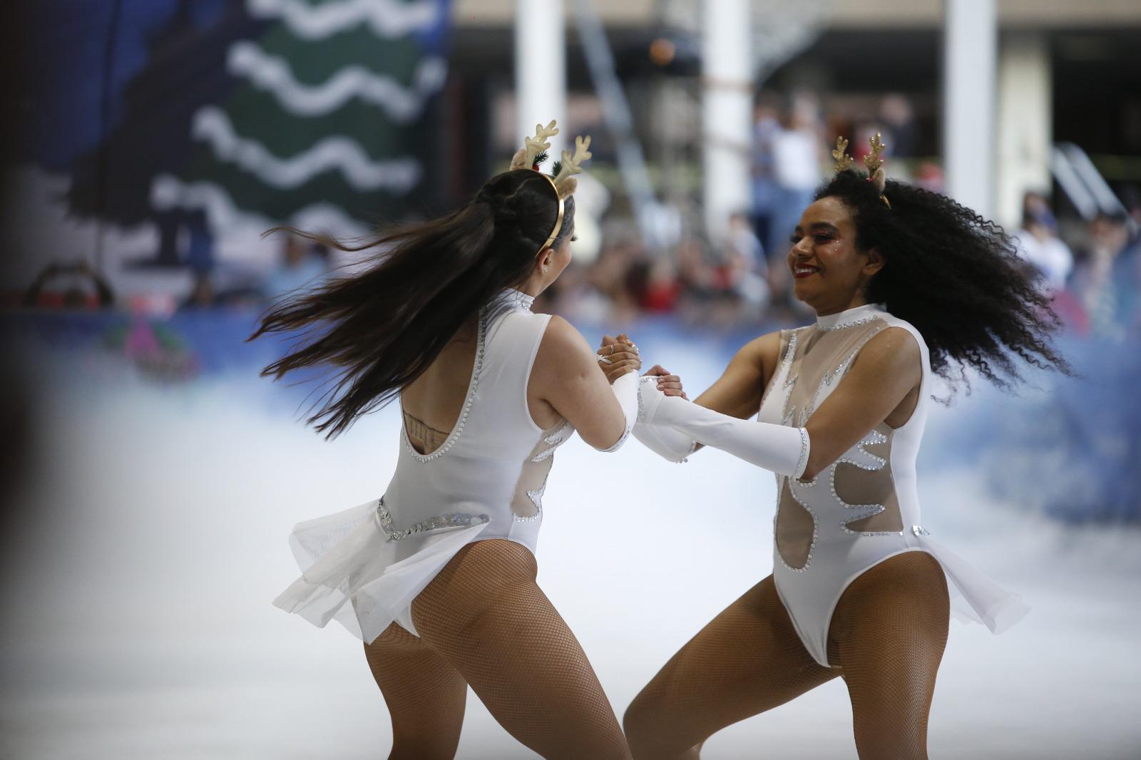 $!Encienden árbol navideño y arranca pista de hielo en Palacio de Gobierno, en Culiacán