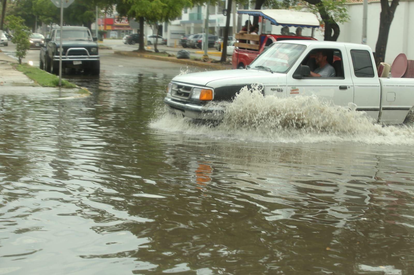 $!Quedan ‘bajo el agua’ la Cruz Lizárraga y alrededores de la Machado, en Mazatlán, tras la lluvia de este viernes