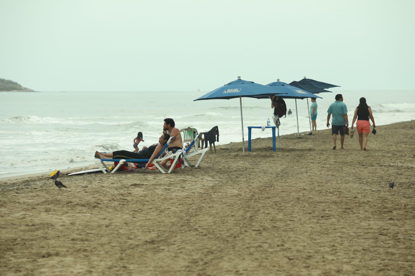 $!Cierran playas y puerto en Mazatlán pero bañistas siguen en el mar