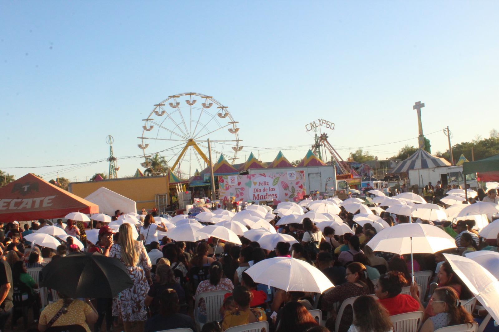$!Disfrutan mamás festejo con rifa de regalos y elección de reina en Rosario