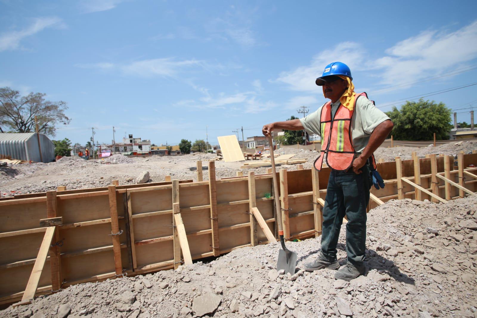 $!Trabajan en la construcción pese a altas temperaturas en Mazatlán