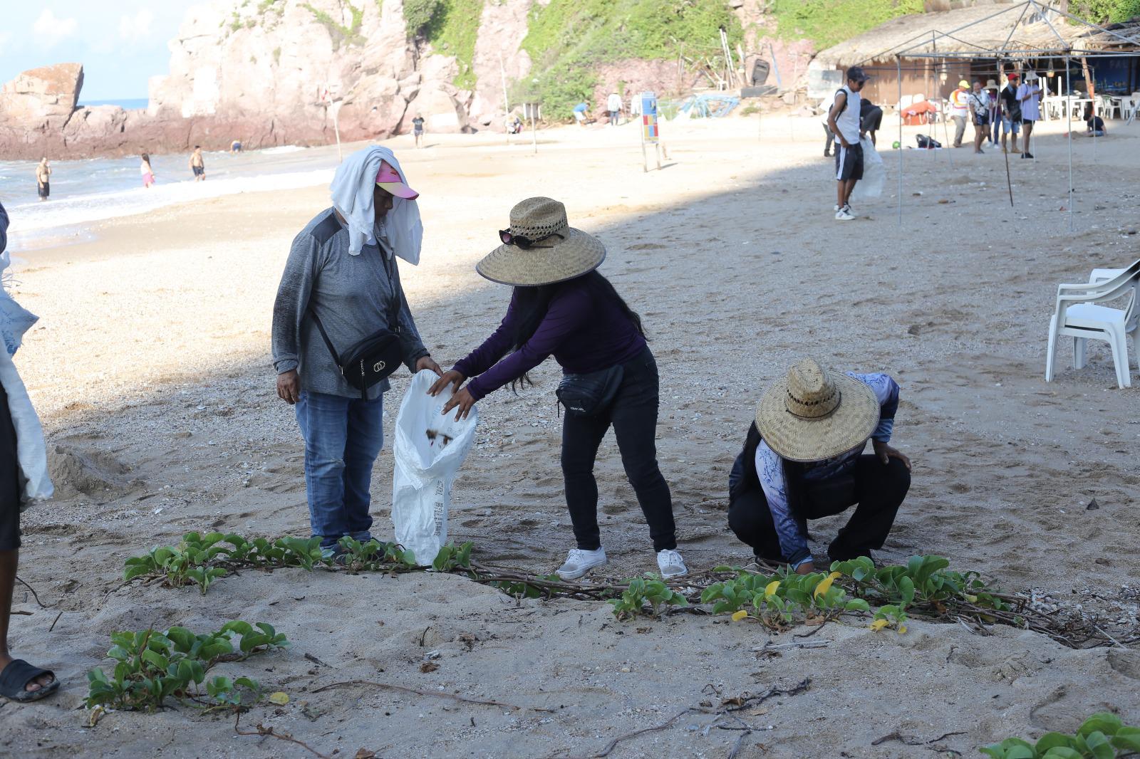 $!Suman esfuerzos Semarnat y Sectur por la limpieza y conservación de playas en Mazatlán