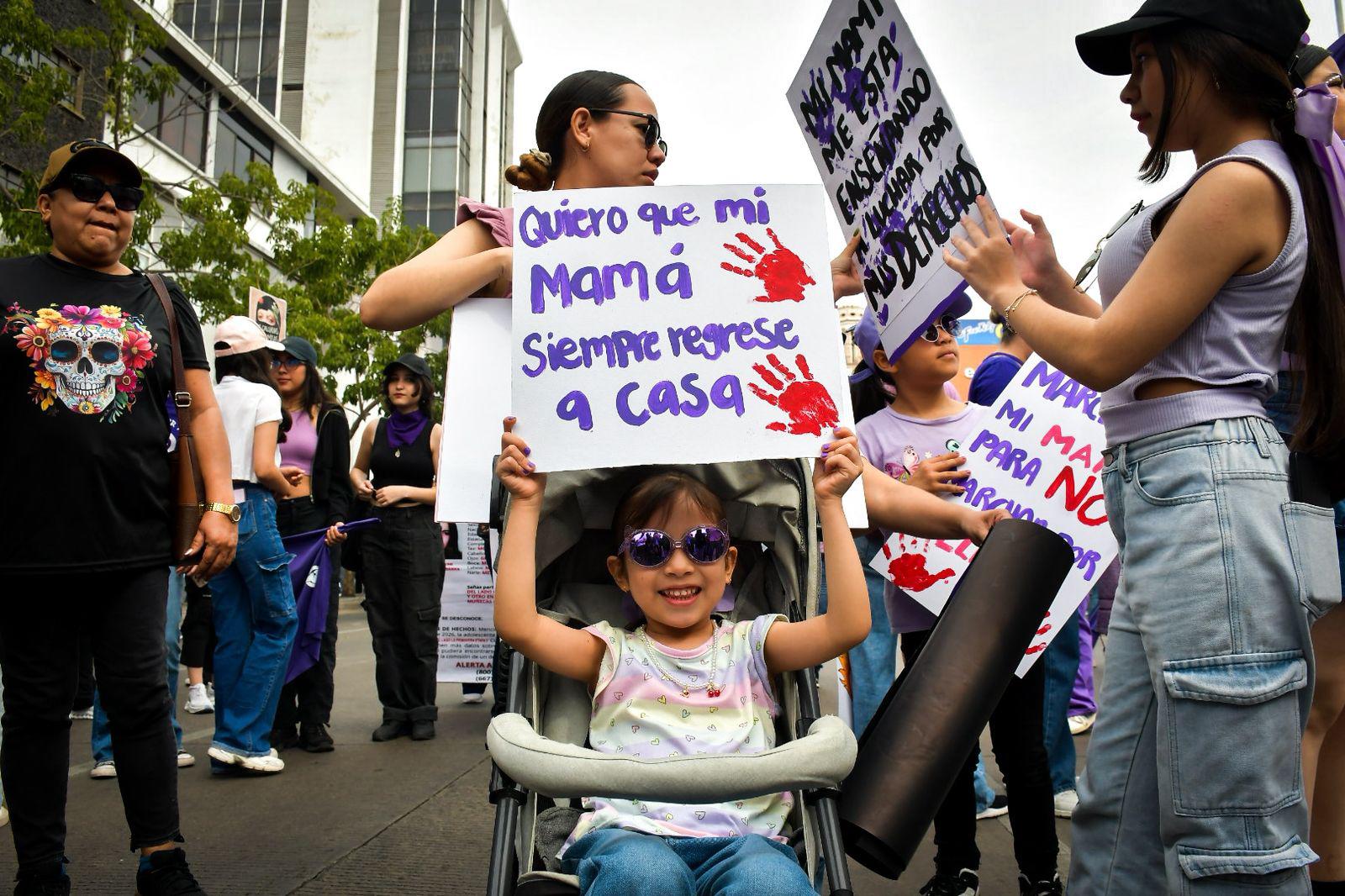 $!Colectivos feministas marchan en Culiacán por justicia y seguridad en el 8M