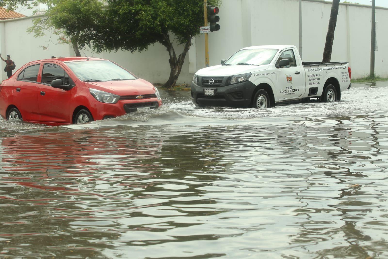 $!Quedan ‘bajo el agua’ la Cruz Lizárraga y alrededores de la Machado, en Mazatlán, tras la lluvia de este viernes