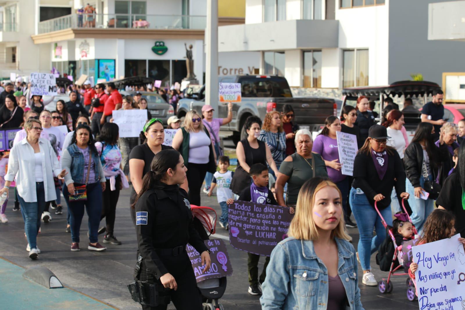 $!Mujeres toman el paseo costero de Mazatlán para exigir alto a la violencia