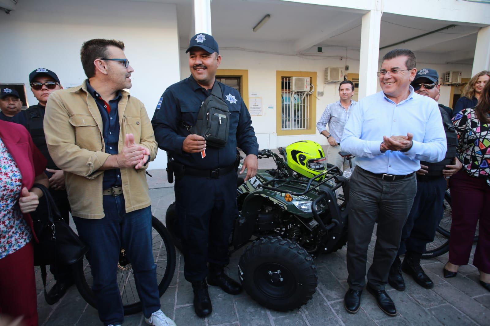 $!Donan empresarios de ‘Proyecto Centro Histórico’ herramientas para los policías