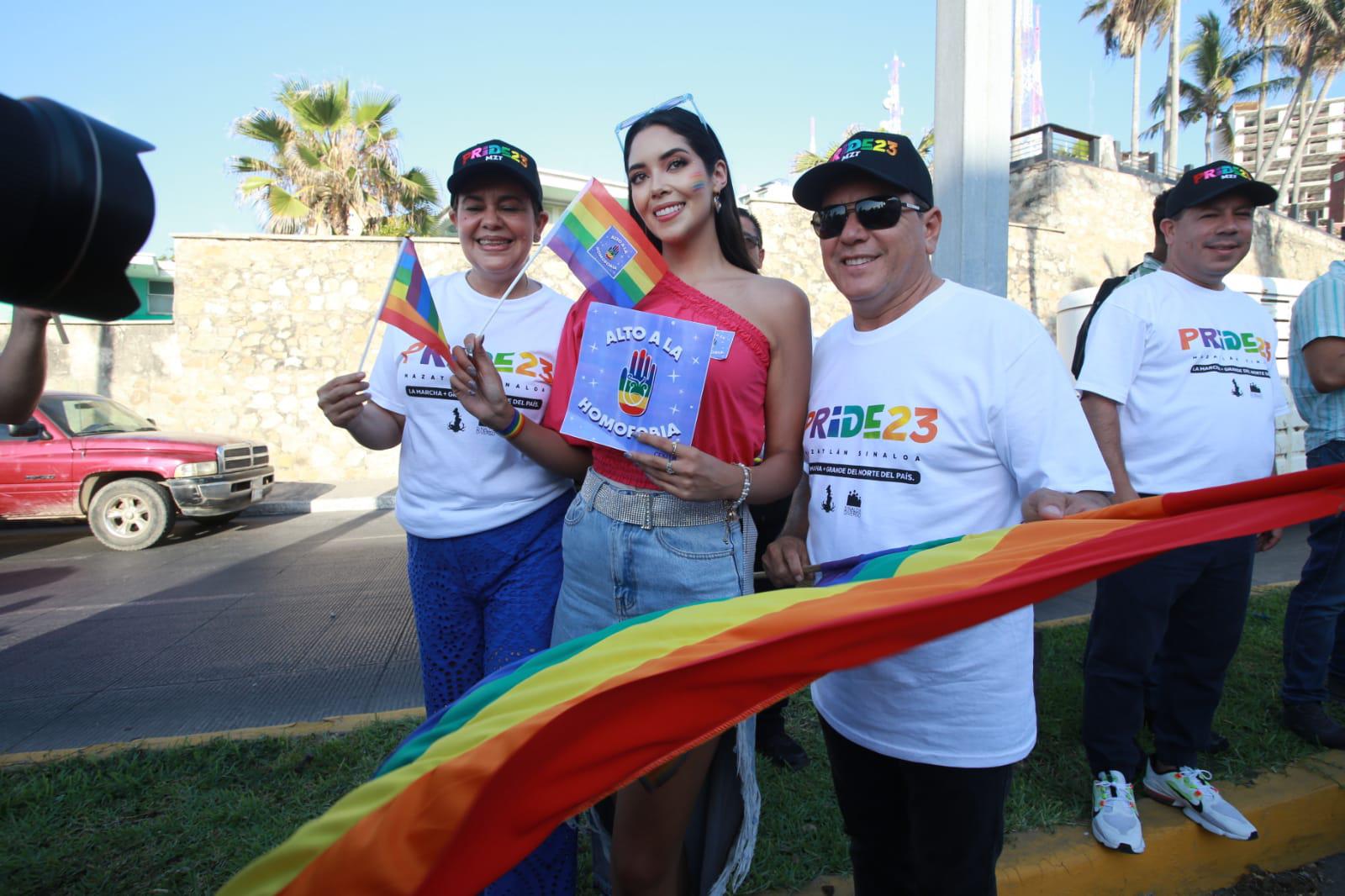 $!Se llena de color el malecón de Mazatlán con marcha de la comunidad LGTB+