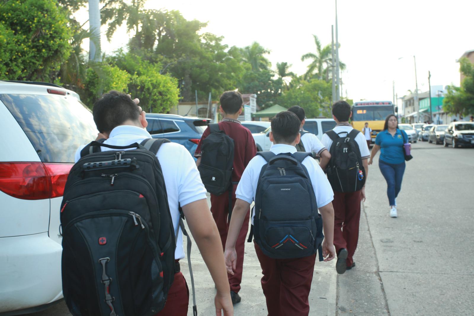 $!Inicia el ciclo escolar 2023-2024 y se agudiza el tráfico en Mazatlán