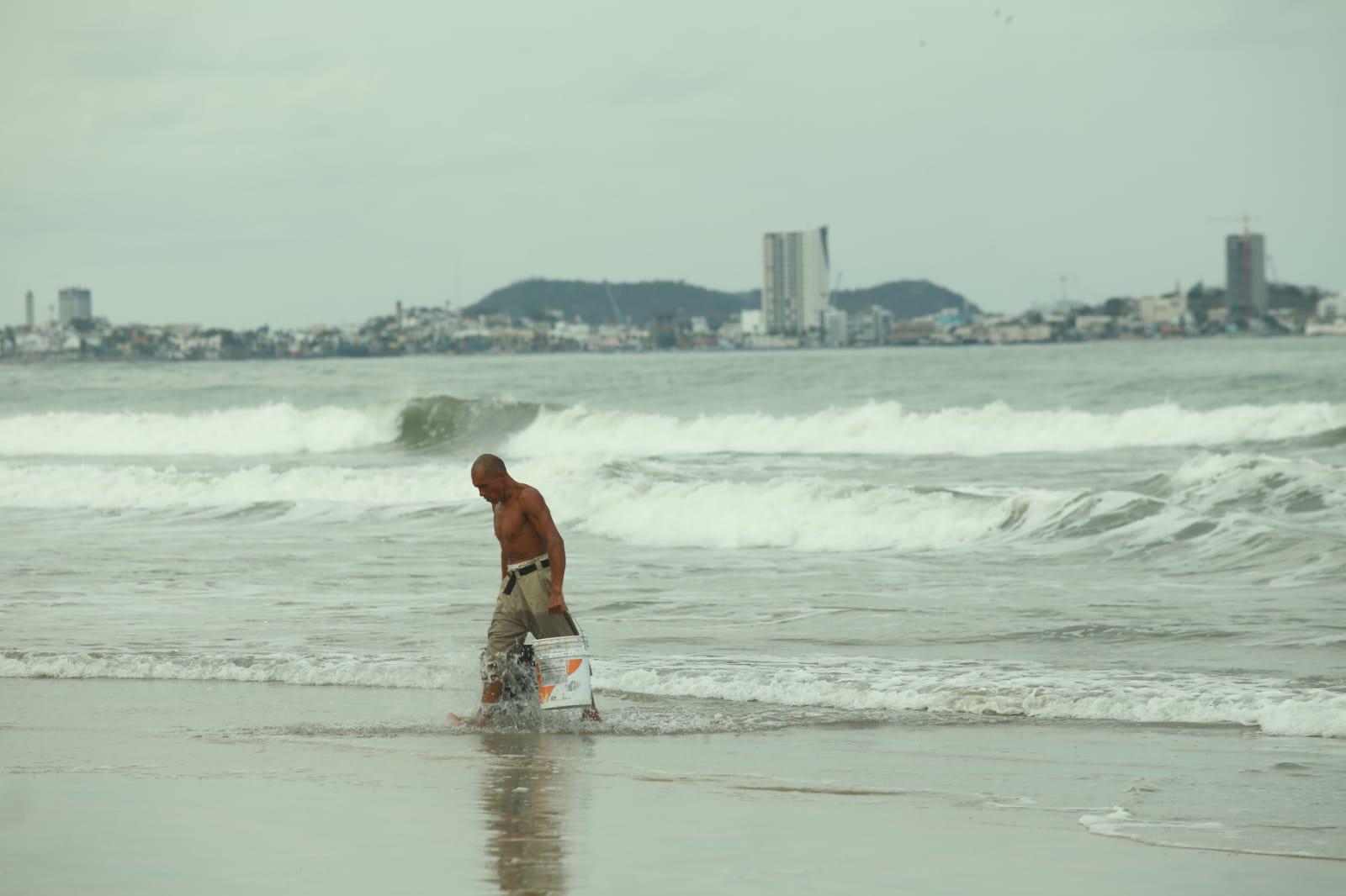 $!Cierran playas y puerto en Mazatlán pero bañistas siguen en el mar